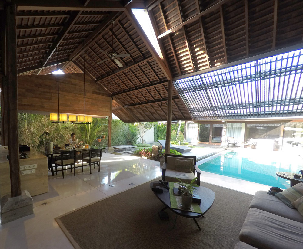 The incredible living room, pool